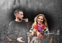 «Πριν ο άνεμος ξεχάσει το όνομά μου», μια παράσταση με τρυφερότητα για το θέμα της νόσου Αλτσχάιμερ, στο Θέατρο Κάτω απ’ τη Γέφυρα