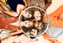 Όταν το swipe γίνεται εξομολόγηση στο Theatre of the NO