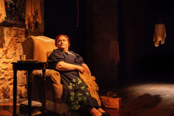 mpoumpou_theater_2025_11_001_kolla_dimitra