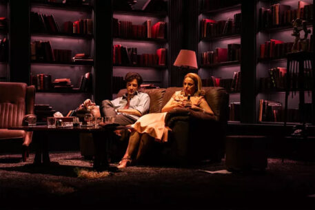 poios_fovatai_ti_virtzinia_wolf_theater_2025_11_003