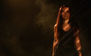 Βάλια Σκούρα – “Δάκρυ δάκρυ”