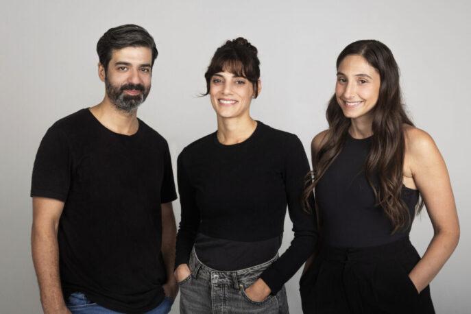 pio_yperoxi_xeiroteri_kosmou_theater_2026_01_001