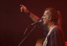 O Φίλιππος Πλιάτσικας παρουσιάζει το live album “Γελωτοποιός”, ένα ανθολόγιο για τρείς δεκαετίες…