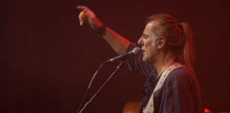 O Φίλιππος Πλιάτσικας παρουσιάζει το live album “Γελωτοποιός”, ένα ανθολόγιο για τρείς δεκαετίες…