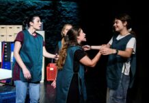 Επιστρέφει λόγω μεγάλης επιτυχίας το «Αρμπάιτ», στο Θέατρο Σταθμός