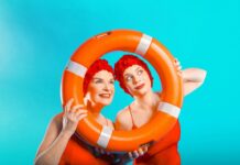 “Κολυμπώντας στον αέρα” με τις Πέγκυ Σταθακοπούλου και Σίλια Γεωργέλου, στο Θέατρο 104