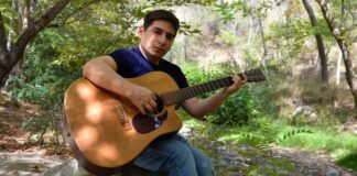 Ο Λευτέρης Πασσιάς κατεβαίνει από τη Μακεδονία στο Μπαράκι της Διδότου. Μαζί του Σαββέρια Μαργιολά και Ναταλία Λαμπαδάκη