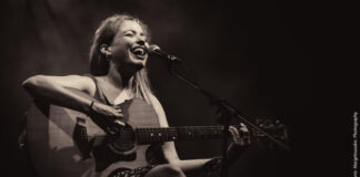 Η Ιουλία Καραπατάκη μαζί με τους Αταρ του Ταρ, live στο Κύτταρο!