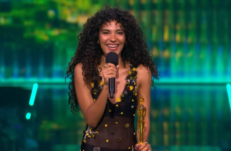 Σάρωσε η Olivia Dean στα φετινά Brit Awards! Ποιοι πήραν τα σημαντικά βραβεία στη γιορτή της Βρετανικής Μουσικής…