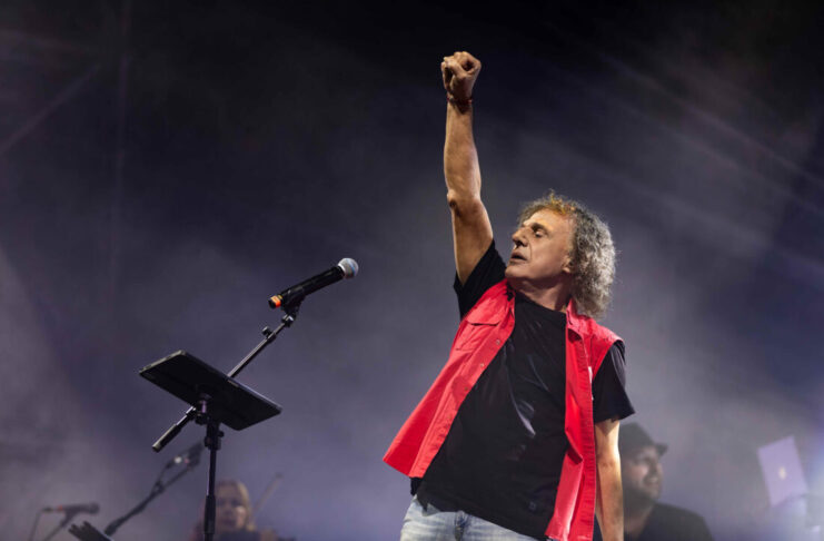 Ο Βασίλης Παπακωνσταντίνου ανεβαίνει στο Θέατρο Βράχων για τη μεγάλη καθιερωμένη καλοκαιρινή του συναυλία!