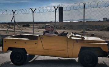 Μανώλης Φάμελλος & Φοίβος Δεληβοριάς – “Νότια Προάστια”