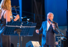 Ο Μανώλης Μητσιάς και η Βίκυ Καρατζόγλου έδωσαν φιλανθρωπική συναυλία για τον MDA Ελλάς, για άτομα με νευρομυϊκές παθήσεις