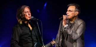 Κώστας Τουρνάς και Διονύσης Τσακνής παρουσιάζουν στο Κηποθέατρο Παπάγου «Το Ροκ το Ελληνικό»