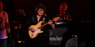 Ritchie Blackmore και Deep Purple συναντήθηκαν ξανά επί σκηνής μετά από 33 χρόνια και έπαιξαν το «Smoke on the Water»!