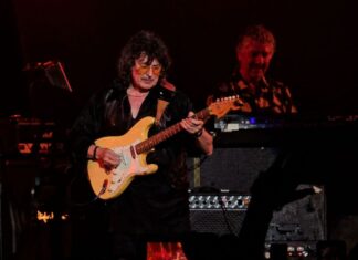 Ritchie Blackmore και Deep Purple συναντήθηκαν ξανά επί σκηνής μετά από 33 χρόνια και έπαιξαν το «Smoke on the Water»!