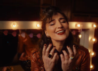 Η Sara Bareilles παραδέχεται ότι είναι «ακόμη εκεί» στο νέο “Still Crying”
