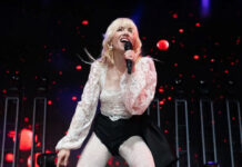 Η Carly Rae Jepsen κινείται ανάμεσα στο φως και στο σκοτάδι με το διπλό album «Day and Night»