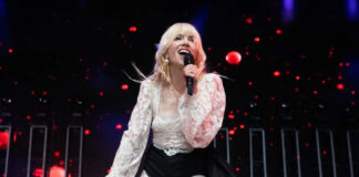 Η Carly Rae Jepsen κινείται ανάμεσα στο φως και στο σκοτάδι με το διπλό album «Day and Night»
