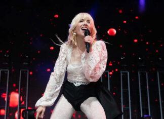 Η Carly Rae Jepsen κινείται ανάμεσα στο φως και στο σκοτάδι με το διπλό album «Day and Night»