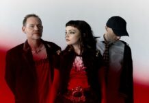 Οι Chvrches επιστρέφουν με το σκοτεινό και πολιτικοποιημένο «Roses»