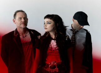 Οι Chvrches επιστρέφουν με το σκοτεινό και πολιτικοποιημένο «Roses»