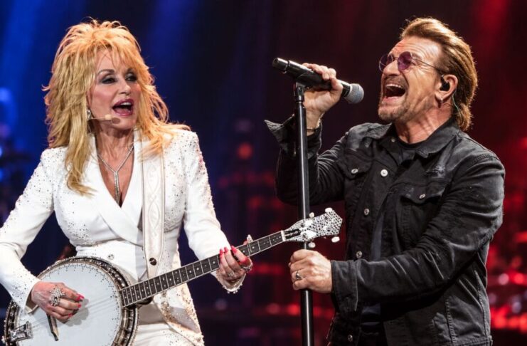 Η τελευταία ηχογράφηση της Dolly Parton: Σηκώθηκε από το κρεβάτι της για να τραγουδήσει με τον Bono…