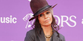 Η Linda Perry οπτικοποιεί το «What Lies With You», το τραγούδι που γεννήθηκε από την απώλεια της μητέρας της