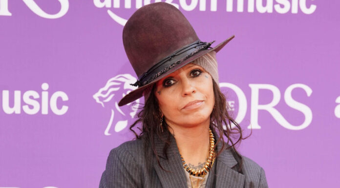 Η Linda Perry οπτικοποιεί το «What Lies With You», το τραγούδι που γεννήθηκε από την απώλεια της μητέρας της