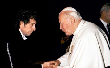 Τέτοια μέρα, χρόνια πριν… ο Bob Dylan τραγούδησε μπροστά στον Πάπα και το «Blowin’ in the Wind» μπήκε στην ομιλία του!