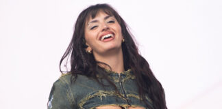 Η Rebecca Black συστήνει την «Age of the Exhibitionist» εποχή της