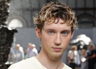 Troye Sivan: Το νέο single «Party» μεταφέρει τη χορευτική μουσική σε έναν μεσαιωνικό κόσμο!