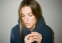 Η Charlotte Cardin κυκλοφορεί το «Memories» σε δύο γλώσσες