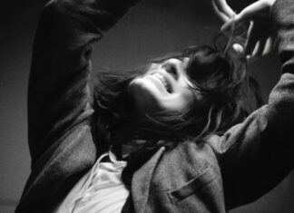 Η Heartworms χορεύει με τους φόβους της στο «Guess I’m Stuck in the Dark»