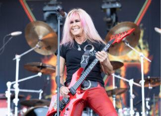 Η Lita Ford επιστρέφει με τον «Dracula» και ένα τραγούδι για τη γοητεία του κινδύνου