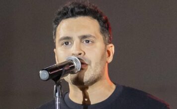 Ο Θάνος Ματζίλης παρουσιάζει το νέο του τραγούδι «Λόγια Υπερβολές»