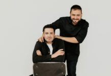 Λάμπρος Βασιλείου και Θάνος Ματζίλης στην Απανεμιά με τραγούδια που έχουν γράψει ηθοποιοί