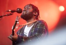 Ο Michael Kiwanuka παρουσιάζει το «Summer Clothes» που ανοίγει τον δρόμο για το «FUDGE»