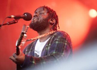 Ο Michael Kiwanuka παρουσιάζει το «Summer Clothes» που ανοίγει τον δρόμο για το «FUDGE»