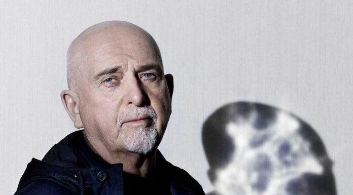 Ο Peter Gabriel καλεί σε συλλογική δράση με το «Who Are We Talking To?»