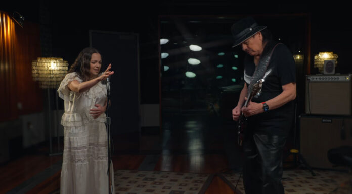 Ο Carlos Santana και η Natalia Lafourcade τραγουδούν για όσα μας ενώνουν στο «Hermano»