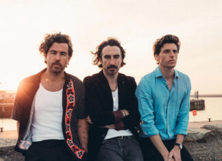 Οι Ιρλανδοί The Coronas κλείνουν τη μέρα και συναντούν τον χειρότερο εφιάλτη τους!