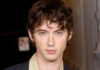 Ο Troye Sivan αφήνει πίσω του το πάρτι στο νέο άλμπουμ «She’s the Best»