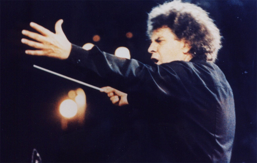 Αποχωρεί από την ενεργό πολιτική δράση ο Μίκης Θεοδωράκης!